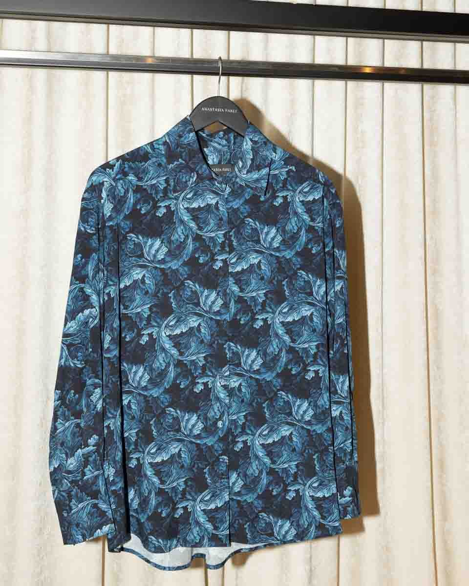 MIDNIGHT LEAF SHIRT – Πουκάμισο με μπλε μοτίβο & ντυμένα κουμπιά