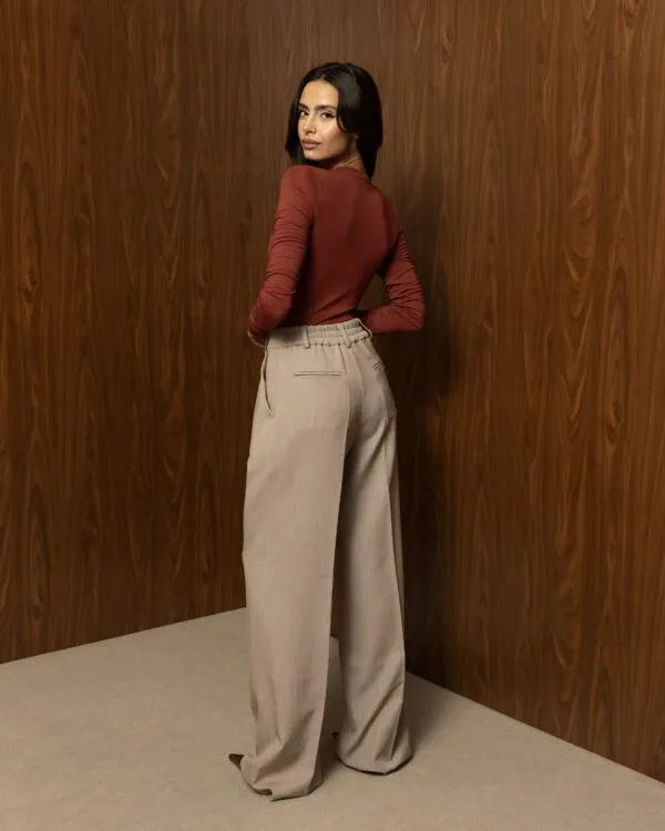 CALM POWER PANTS – Ίσιο ψηλόμεσο παντελόνι σε greige απόχρωση