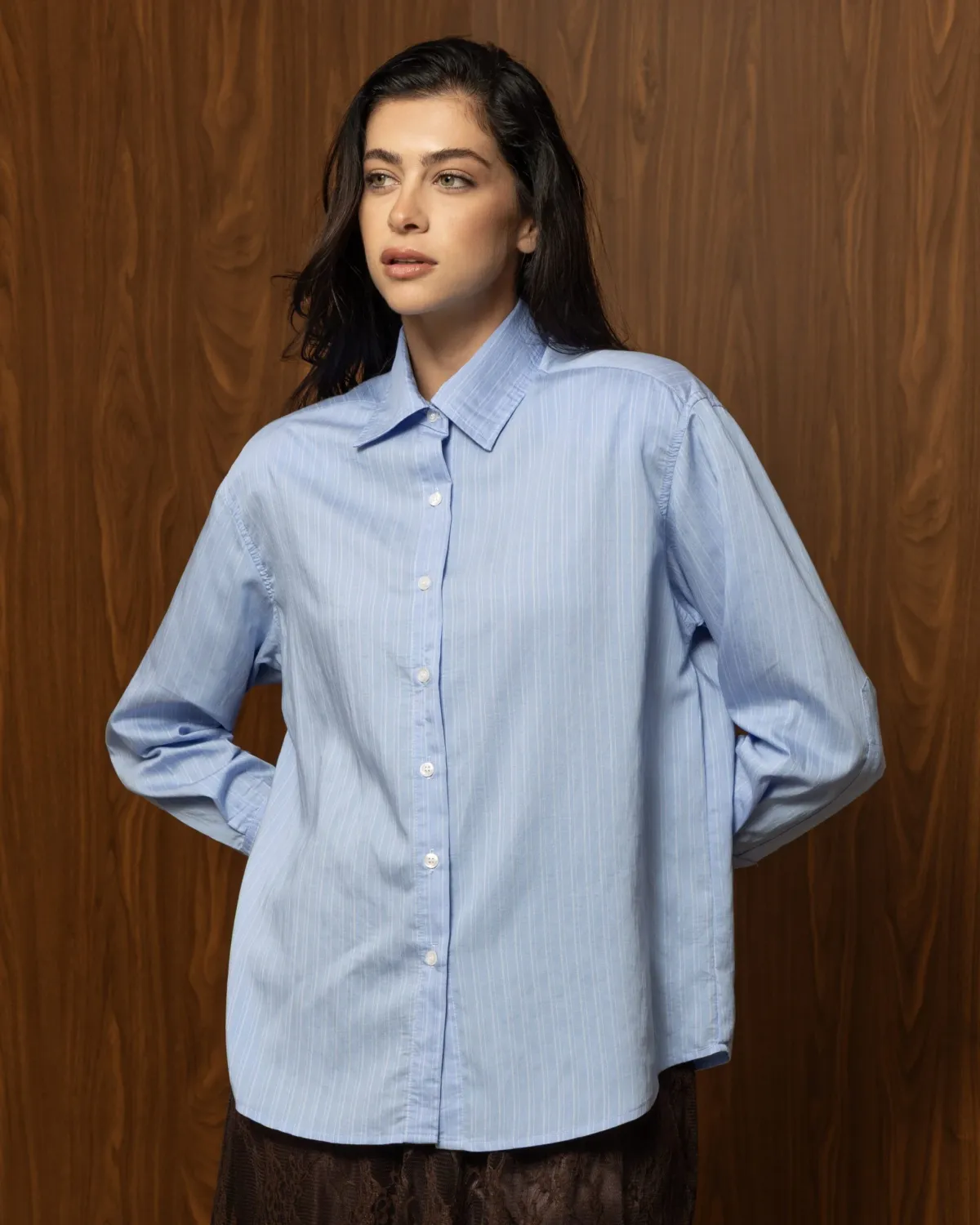 BLUE HOUR SHIRT – Γαλάζιο ριγέ πουκάμισο με ανδρόγυνο χαρακτήρα